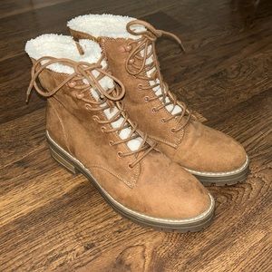 UNIVERSAL THREAD- lace up boots